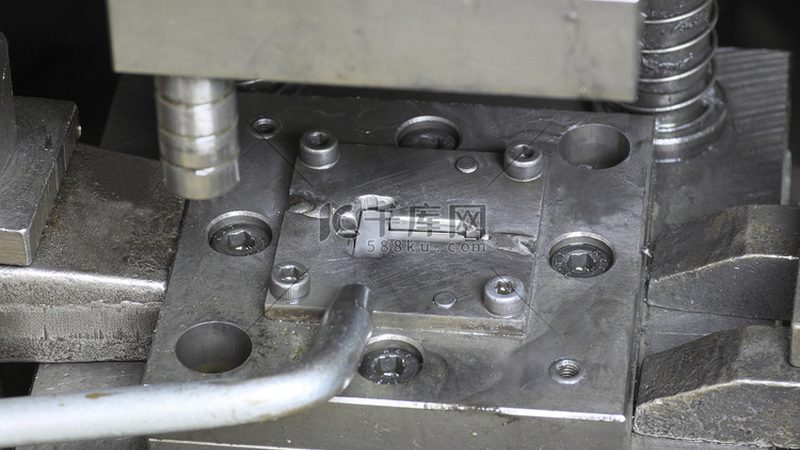 压铸模具与注塑模具：分类标准与关键差异