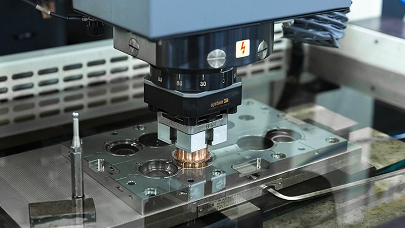 小型汽车模具定制设计：关键要素与工艺解析
