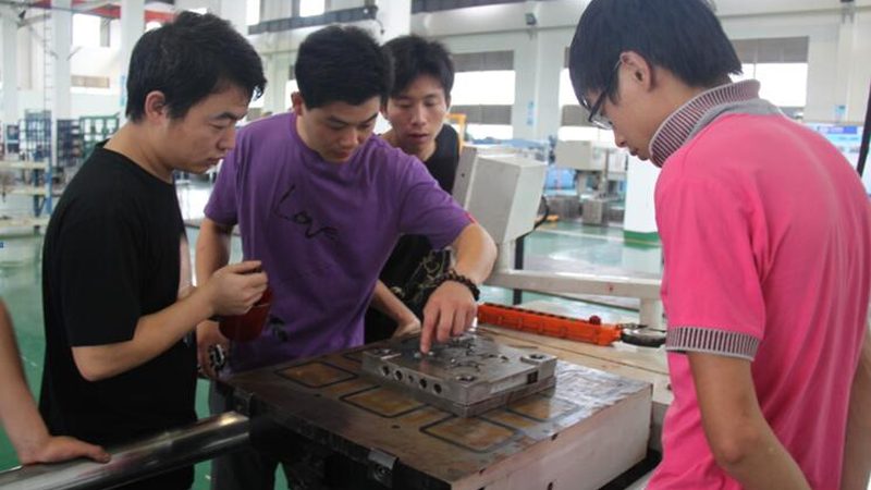 大型冲压模具安装，安全先行**