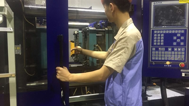 揭秘吹塑模具：十大品牌背后的技术奥秘